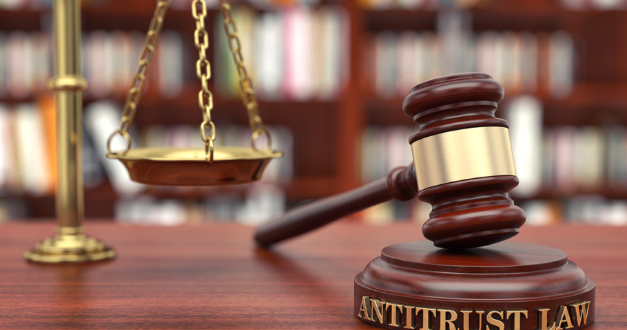 Antitrust e litigation funding: un'immagine simbolica del legame fra antitrust e litigation funding. Il martello del giudice che interviene su questioni di antitrust.