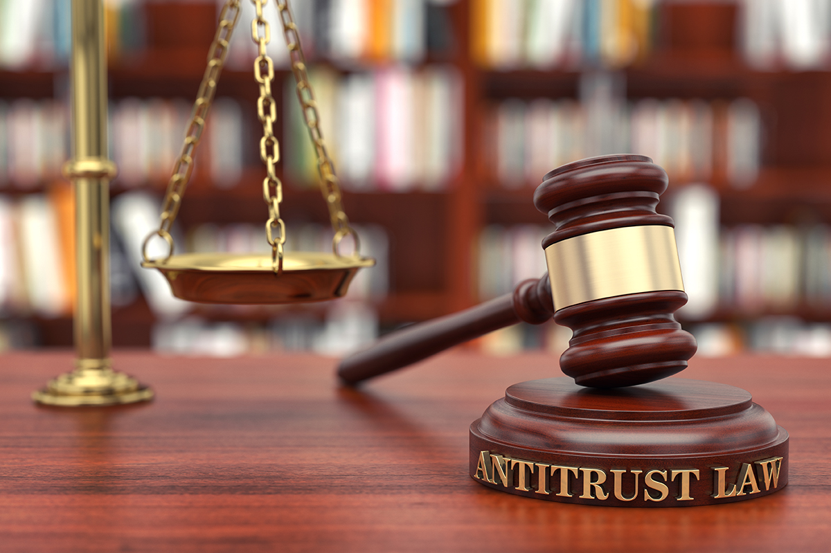 Antitrust e litigation funding: un'immagine simbolica del legame fra antitrust e litigation funding. Il martello del giudice che interviene su questioni di antitrust.